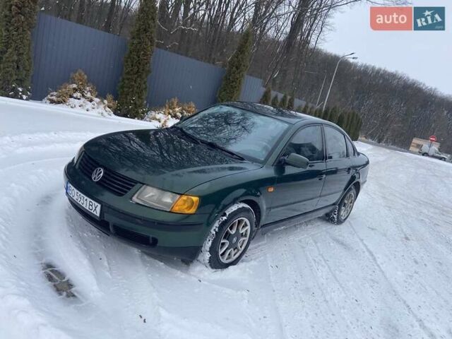 Зеленый Фольксваген Пассат, объемом двигателя 1.6 л и пробегом 300 тыс. км за 2399 $, фото 1 на Automoto.ua