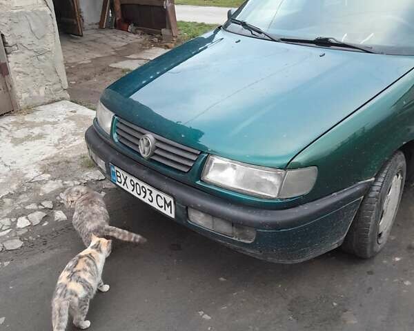 Зеленый Фольксваген Пассат, объемом двигателя 1.6 л и пробегом 330 тыс. км за 1950 $, фото 1 на Automoto.ua