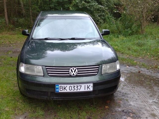 Зеленый Фольксваген Пассат, объемом двигателя 1.8 л и пробегом 432 тыс. км за 3400 $, фото 1 на Automoto.ua