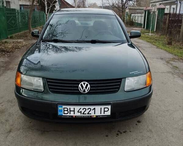 Зеленый Фольксваген Пассат, объемом двигателя 1.6 л и пробегом 244 тыс. км за 5000 $, фото 1 на Automoto.ua