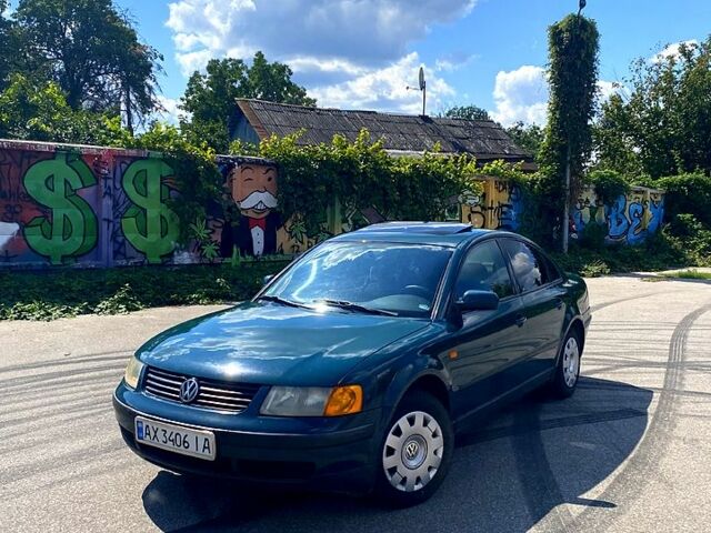 Зеленый Фольксваген Пассат, объемом двигателя 1.6 л и пробегом 273 тыс. км за 3500 $, фото 1 на Automoto.ua