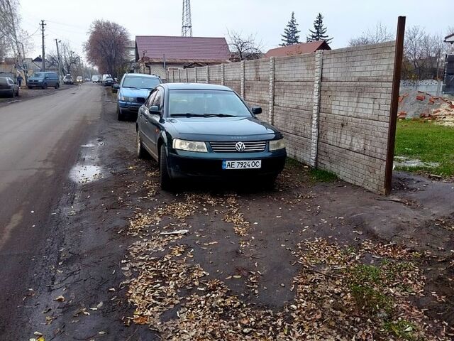 Зеленый Фольксваген Пассат, объемом двигателя 1.6 л и пробегом 230 тыс. км за 3000 $, фото 1 на Automoto.ua