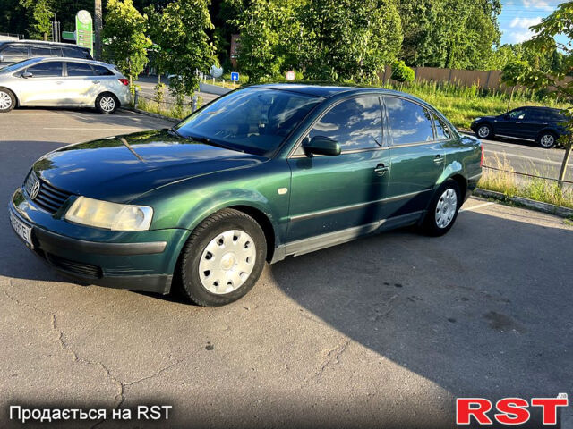 Зеленый Фольксваген Пассат, объемом двигателя 1.6 л и пробегом 288 тыс. км за 3600 $, фото 1 на Automoto.ua