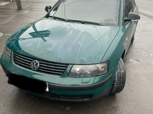 Зеленый Фольксваген Пассат, объемом двигателя 1.9 л и пробегом 400 тыс. км за 2200 $, фото 1 на Automoto.ua