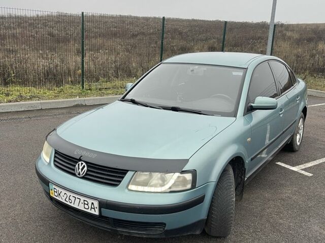 Зелений Фольксваген Пассат, об'ємом двигуна 1.6 л та пробігом 320 тис. км за 3800 $, фото 1 на Automoto.ua