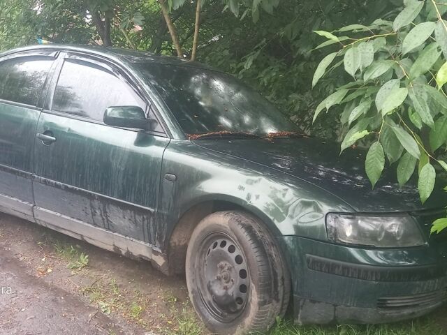 Зелений Фольксваген Пассат, об'ємом двигуна 1 л та пробігом 300 тис. км за 700 $, фото 1 на Automoto.ua