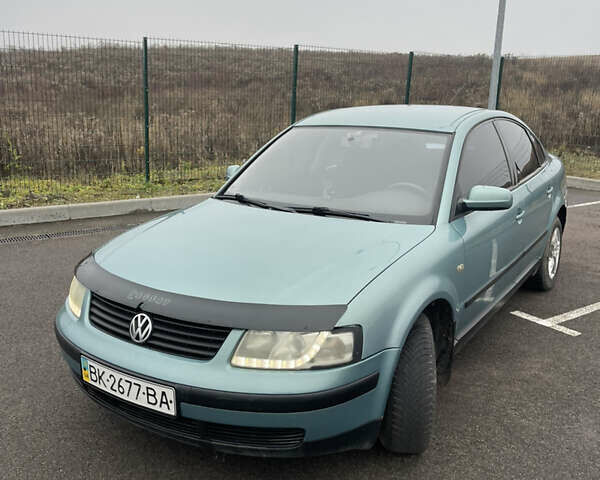 Зеленый Фольксваген Пассат, объемом двигателя 1.6 л и пробегом 320 тыс. км за 3800 $, фото 1 на Automoto.ua