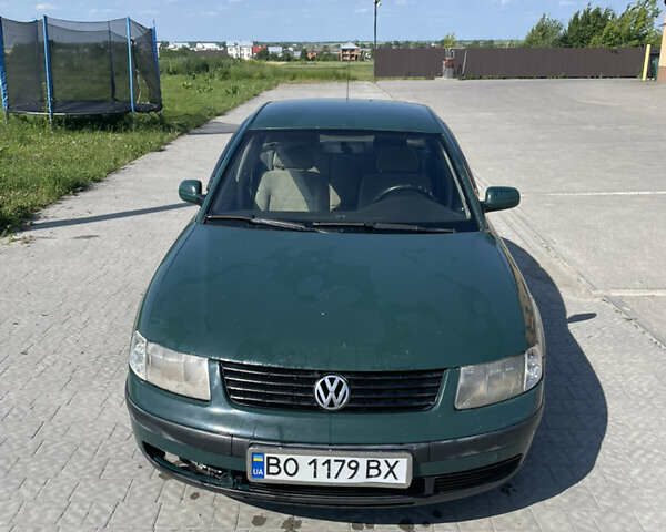 Зеленый Фольксваген Пассат, объемом двигателя 1.78 л и пробегом 350 тыс. км за 2000 $, фото 1 на Automoto.ua