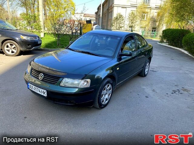 Зеленый Фольксваген Пассат, объемом двигателя 1.8 л и пробегом 235 тыс. км за 3000 $, фото 1 на Automoto.ua