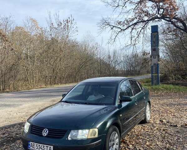 Зеленый Фольксваген Пассат, объемом двигателя 1.6 л и пробегом 425 тыс. км за 2750 $, фото 1 на Automoto.ua