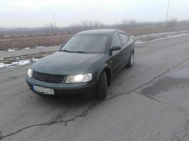 Зеленый Фольксваген Пассат, объемом двигателя 1.8 л и пробегом 320 тыс. км за 2900 $, фото 1 на Automoto.ua