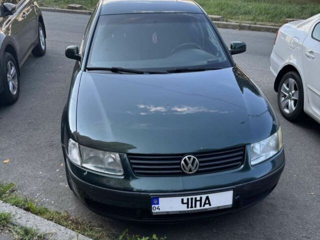 Зеленый Фольксваген Пассат, объемом двигателя 1.6 л и пробегом 320 тыс. км за 2750 $, фото 1 на Automoto.ua