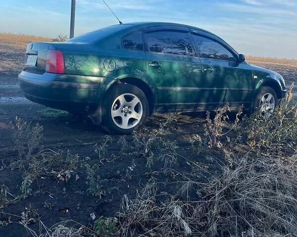 Зеленый Фольксваген Пассат, объемом двигателя 1.8 л и пробегом 425 тыс. км за 4400 $, фото 1 на Automoto.ua