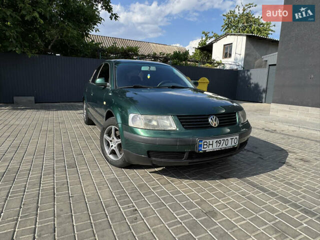 Зеленый Фольксваген Пассат, объемом двигателя 1.6 л и пробегом 296 тыс. км за 4100 $, фото 1 на Automoto.ua