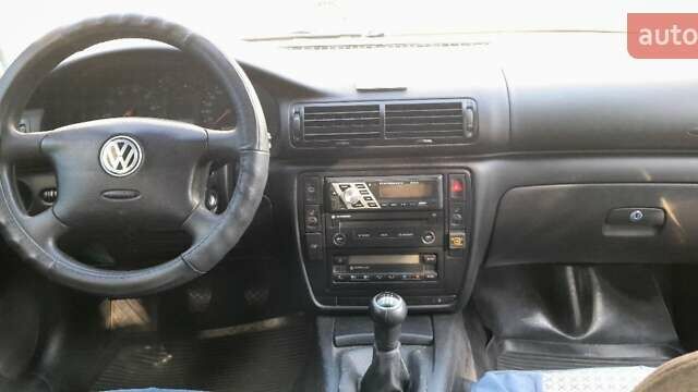 Зеленый Фольксваген Пассат, объемом двигателя 1.6 л и пробегом 304 тыс. км за 4000 $, фото 1 на Automoto.ua