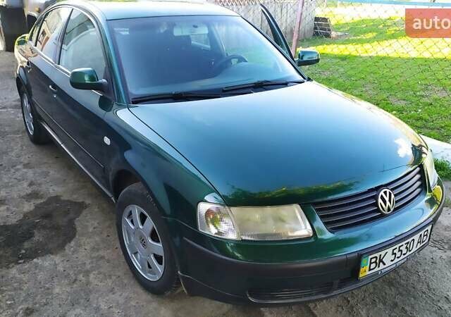 Зеленый Фольксваген Пассат, объемом двигателя 1.6 л и пробегом 229 тыс. км за 4900 $, фото 1 на Automoto.ua