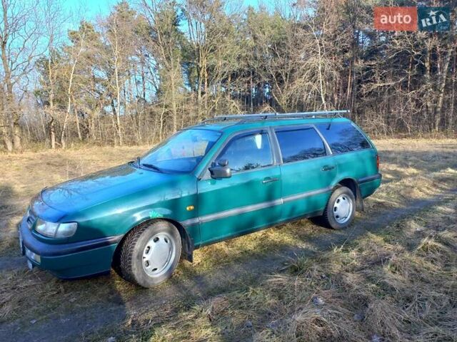 Зеленый Фольксваген Пассат, объемом двигателя 1.8 л и пробегом 338 тыс. км за 2825 $, фото 1 на Automoto.ua