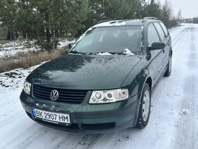 Зелений Фольксваген Пассат, об'ємом двигуна 1.6 л та пробігом 270 тис. км за 3200 $, фото 1 на Automoto.ua