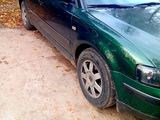 Зеленый Фольксваген Пассат, объемом двигателя 1.9 л и пробегом 430 тыс. км за 3300 $, фото 1 на Automoto.ua