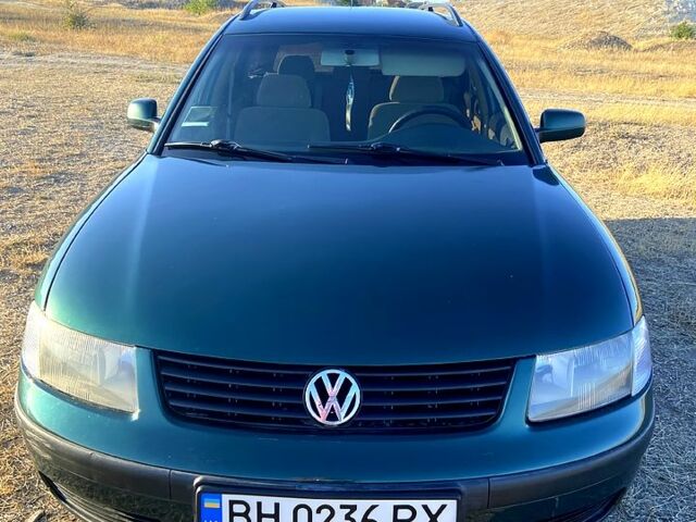 Зеленый Фольксваген Пассат, объемом двигателя 1.8 л и пробегом 330 тыс. км за 4000 $, фото 1 на Automoto.ua