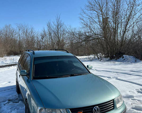 Зеленый Фольксваген Пассат, объемом двигателя 2.3 л и пробегом 307 тыс. км за 4300 $, фото 1 на Automoto.ua