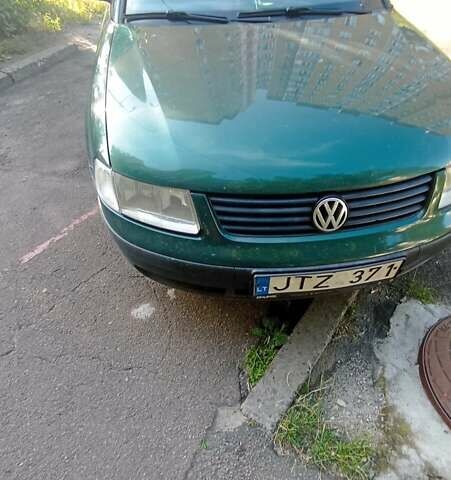 Зелений Фольксваген Пассат, об'ємом двигуна 1.6 л та пробігом 384 тис. км за 2200 $, фото 1 на Automoto.ua