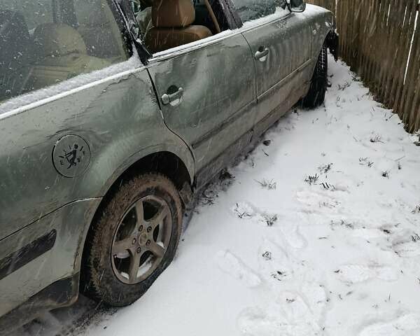 Зеленый Фольксваген Пассат, объемом двигателя 1.8 л и пробегом 170 тыс. км за 2000 $, фото 1 на Automoto.ua