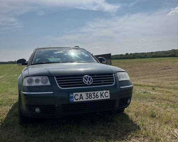 Зеленый Фольксваген Пассат, объемом двигателя 2.5 л и пробегом 300 тыс. км за 4400 $, фото 1 на Automoto.ua