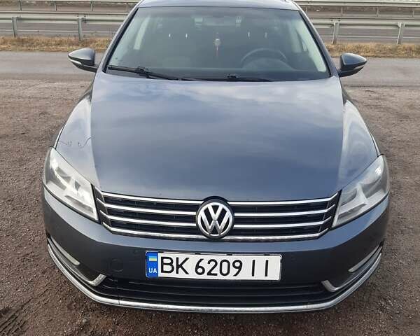 Зеленый Фольксваген Пассат, объемом двигателя 2 л и пробегом 291 тыс. км за 10500 $, фото 1 на Automoto.ua