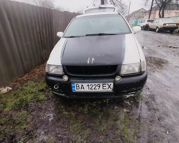 Белый Фольксваген Поло, объемом двигателя 1.4 л и пробегом 200 тыс. км за 464 $, фото 1 на Automoto.ua