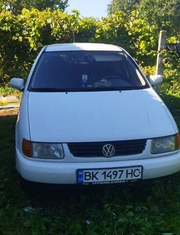 Белый Фольксваген Поло, объемом двигателя 1.39 л и пробегом 350 тыс. км за 2100 $, фото 1 на Automoto.ua