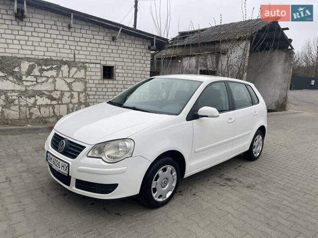 Белый Фольксваген Поло, объемом двигателя 1.4 л и пробегом 230 тыс. км за 4500 $, фото 1 на Automoto.ua