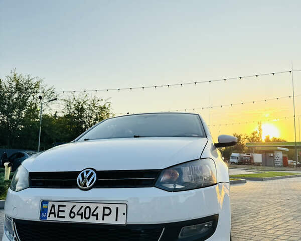 Белый Фольксваген Поло, объемом двигателя 1.2 л и пробегом 170 тыс. км за 6300 $, фото 1 на Automoto.ua
