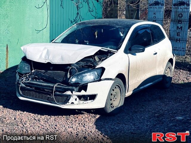 Белый Фольксваген Поло, объемом двигателя 1.2 л и пробегом 213 тыс. км за 2700 $, фото 1 на Automoto.ua