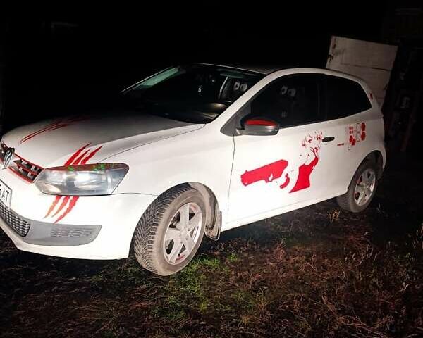 Белый Фольксваген Поло, объемом двигателя 1.2 л и пробегом 145 тыс. км за 5500 $, фото 1 на Automoto.ua