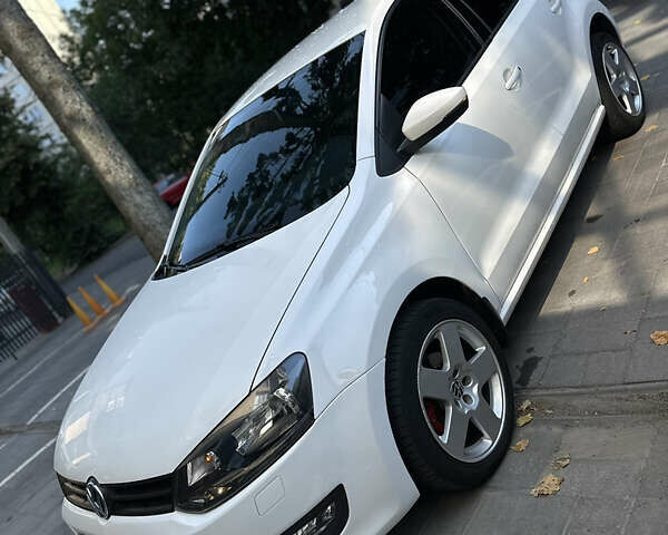 Белый Фольксваген Поло, объемом двигателя 1.39 л и пробегом 244 тыс. км за 8500 $, фото 1 на Automoto.ua