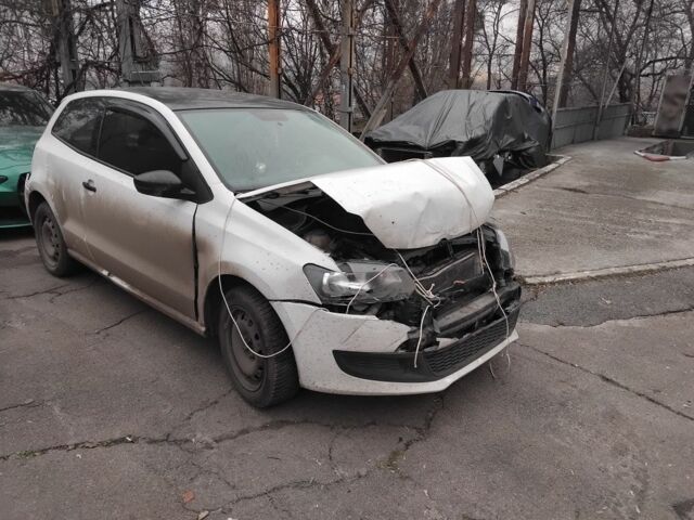 Белый Фольксваген Поло, объемом двигателя 1.2 л и пробегом 200 тыс. км за 2700 $, фото 1 на Automoto.ua