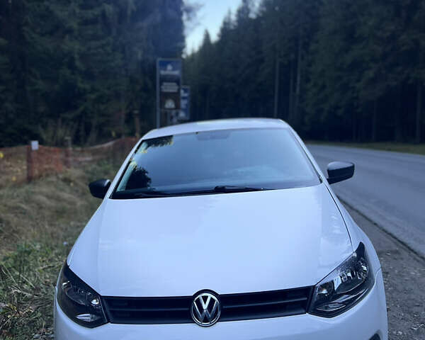 Белый Фольксваген Поло, объемом двигателя 1.6 л и пробегом 330 тыс. км за 5299 $, фото 1 на Automoto.ua