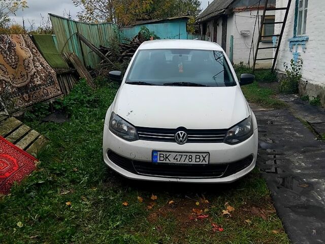 Белый Фольксваген Поло, объемом двигателя 1.6 л и пробегом 300 тыс. км за 3000 $, фото 1 на Automoto.ua