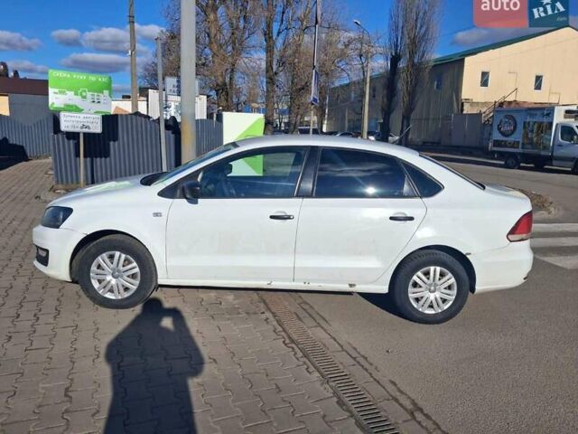 Белый Фольксваген Поло, объемом двигателя 1.6 л и пробегом 296 тыс. км за 5000 $, фото 1 на Automoto.ua