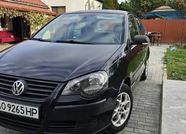 Черный Фольксваген Поло, объемом двигателя 1.4 л и пробегом 240 тыс. км за 3800 $, фото 1 на Automoto.ua