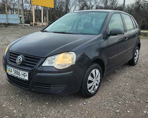 Черный Фольксваген Поло, объемом двигателя 1.4 л и пробегом 220 тыс. км за 3700 $, фото 1 на Automoto.ua