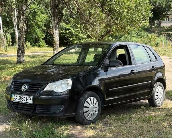 Черный Фольксваген Поло, объемом двигателя 1.4 л и пробегом 217 тыс. км за 3999 $, фото 1 на Automoto.ua