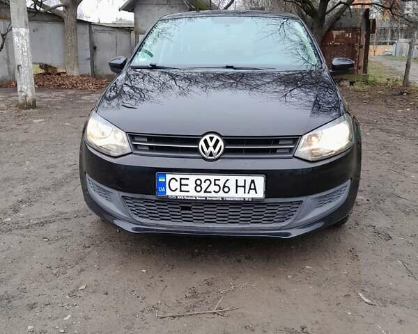 Черный Фольксваген Поло, объемом двигателя 1.2 л и пробегом 106 тыс. км за 5600 $, фото 1 на Automoto.ua