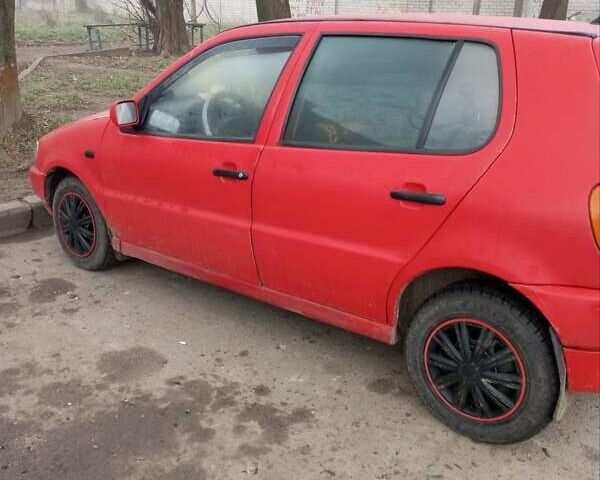 Красный Фольксваген Поло, объемом двигателя 1.3 л и пробегом 200 тыс. км за 2300 $, фото 1 на Automoto.ua