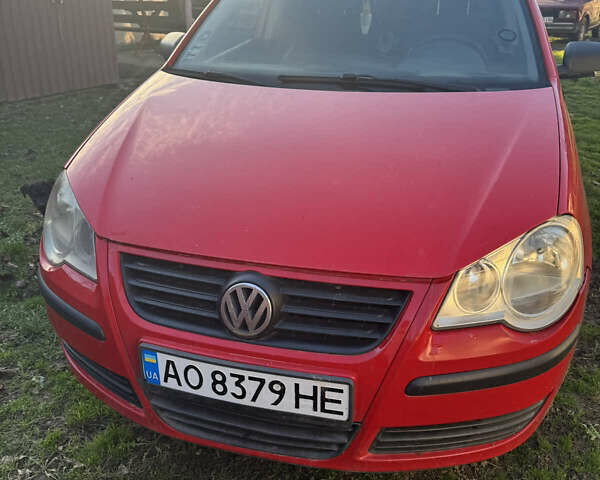 Красный Фольксваген Поло, объемом двигателя 1.2 л и пробегом 175 тыс. км за 3000 $, фото 1 на Automoto.ua