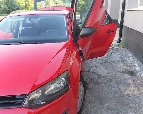 Красный Фольксваген Поло, объемом двигателя 1.2 л и пробегом 150 тыс. км за 6100 $, фото 1 на Automoto.ua