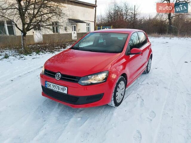 Красный Фольксваген Поло, объемом двигателя 1.2 л и пробегом 200 тыс. км за 5400 $, фото 1 на Automoto.ua