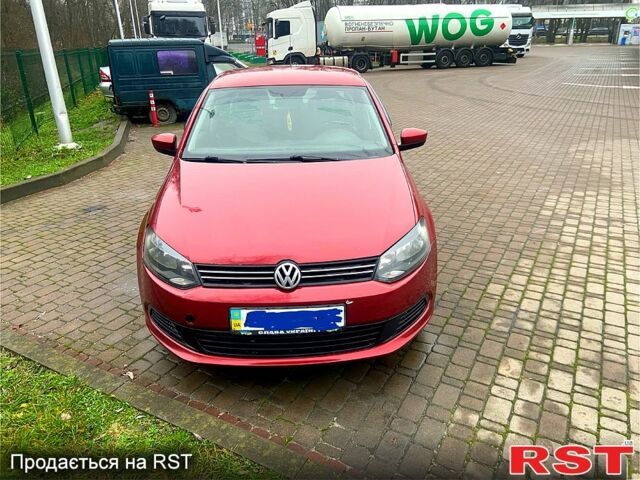 Красный Фольксваген Поло, объемом двигателя 1.6 л и пробегом 235 тыс. км за 5300 $, фото 1 на Automoto.ua
