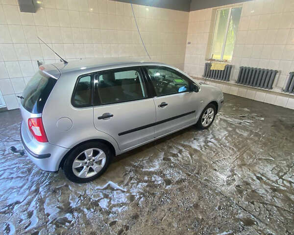 Серый Фольксваген Поло, объемом двигателя 1.4 л и пробегом 360 тыс. км за 3200 $, фото 1 на Automoto.ua